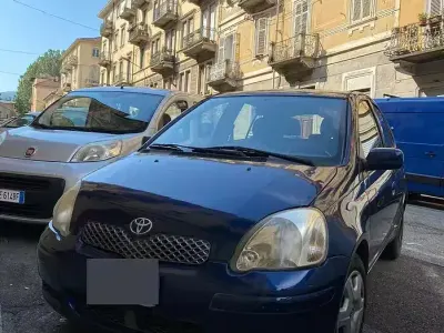 Usata Toyota Yaris 65 CV (47 kW) 2003 Bluazzurro Berlina