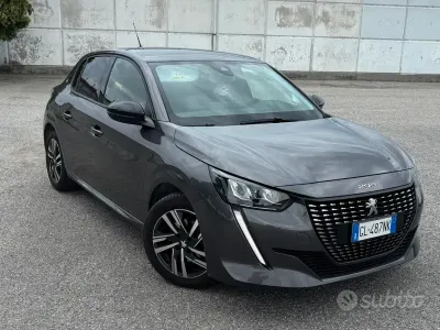 Usata Peugeot 208 Allure 101 CV (74 kW) 2023 Grigio Utilitaria