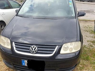 Käytetty VW Touran 140 HP (102 kW) 2006 Musta Tila-auto
