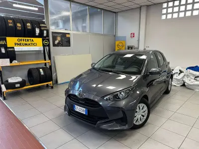 Usata Toyota Yaris Hybrid Active 92 CV (67 kW) 2025 Grigio Berlina