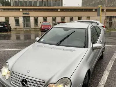 Usata Mercedes 220 Avantgarde 150 CV (110 kW) 2007 Argento Coupé