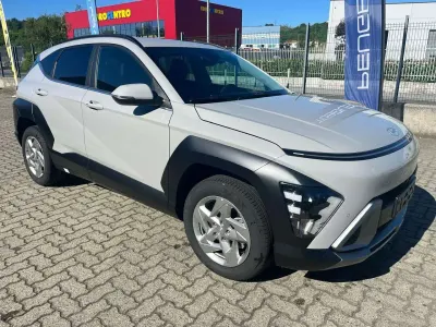 Uusi Hyundai Kona 101 HP (74 kW) 2025 Harmaa Katumaasturi