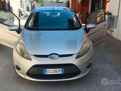 Usata Ford Fiesta Titanium 68 CV (50 kW) 2011 Grigio Utilitaria