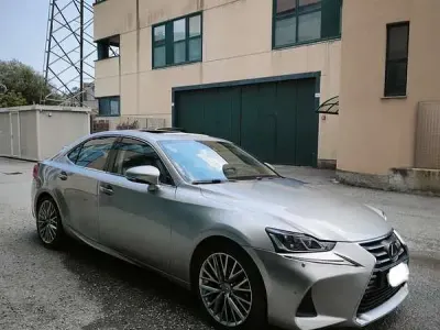 Usata Lexus IS300h Luxury Line 181 CV (133 kW) 2018 Argento Berlina
