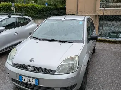 Begagnad Ford Fiesta 75 HK (55 kW) 2005 Grå Halvkombi