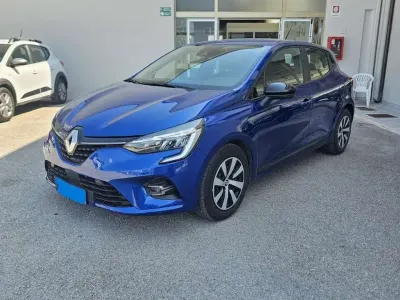 Usata Renault Clio V Equilibre 101 CV (74 kW) 2023 Blu iron Berlina