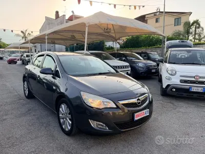 Usata Opel Astra Cosmo 110 CV (80 kW) 2010 Grigio Berlina