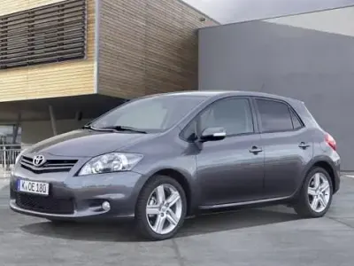Usata Toyota Auris Sol 99 CV (72 kW) 2010 Viola Utilitaria