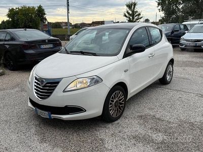 Usata Lancia Ypsilon Silver 85 CV (62 kW) 2015 Bianco Utilitaria