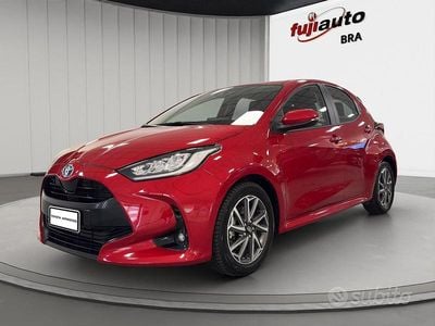 Begagnad Toyota Yaris Hybrid Trend 116 HK (85 kW) 2023 Röd Halvkombi