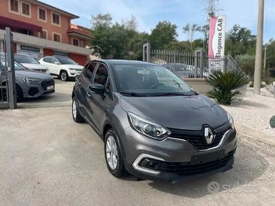 Usata Renault Captur 90 CV (66 kW) 2019 Grigio SUV