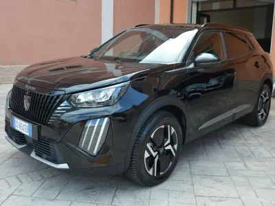 Usata Peugeot 2008 Allure 131 CV (96 kW) 2023 Nero SUV
