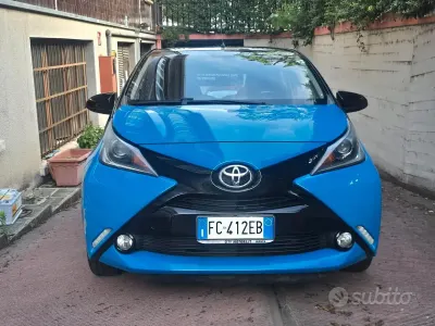 Usata Toyota Aygo X-play 69 CV (50 kW) 2015 Blu Utilitaria