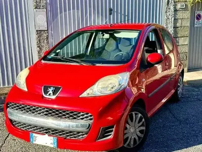 Usata Peugeot 107 68 CV (50 kW) 2009 Rosso Utilitaria