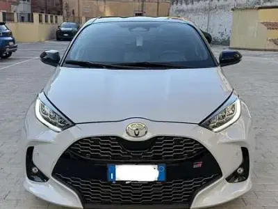 Usata Toyota Yaris Hybrid Sport 92 CV (67 kW) 2024 Berlina