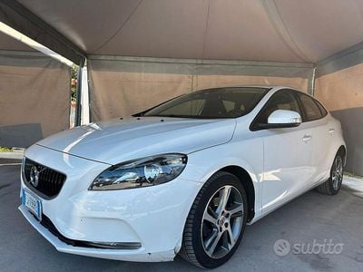 Usata Volvo V40 R-Design Momentum 119 CV (87 kW) 2017 Bianco Berlina