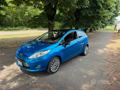 Usata Ford Fiesta Titanium 97 CV (71 kW) 2010 Blu Berlina