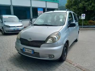 Usata Toyota Yaris Verso Sol 86 CV (63 kW) 2001 Grigio Monovolume