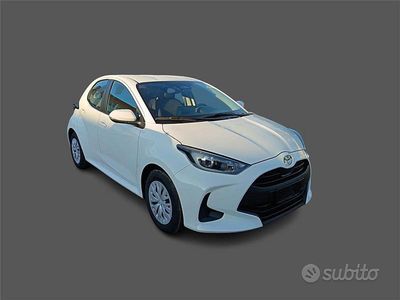 Usata Toyota Yaris Hybrid Active 92 CV (67 kW) 2025 Bianco Berlina
