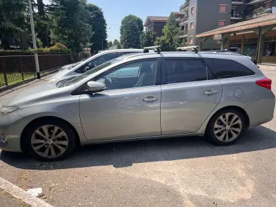 Usata Toyota Auris Hybrid Active 99 CV (72 kW) 2014 Grigio Station wagon