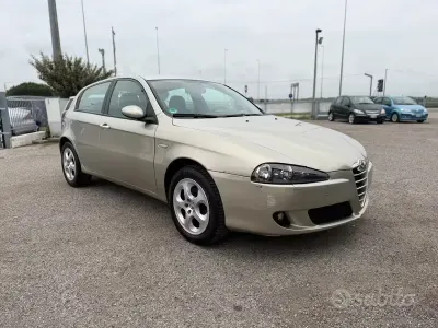 Usata Alfa Romeo 147 Distinctive 105 CV (77 kW) 2005 Utilitaria