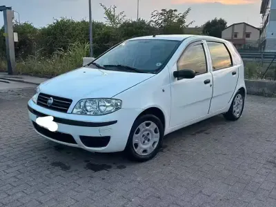 Usata Fiat Punto 60 CV (44 kW) 2004 Bianco Utilitaria