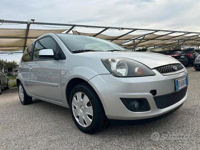Usata Ford Fiesta 74 CV (54 kW) 2008 Grigio Utilitaria