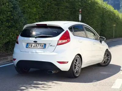 Usata Ford Fiesta 60 CV (44 kW) 2013 Bianco Berlina