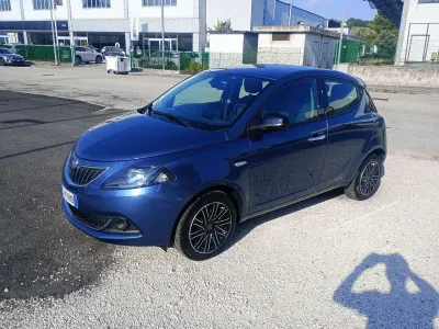Usata Lancia Ypsilon Gold 69 CV (50 kW) 2022 Blu/azzurro Utilitaria