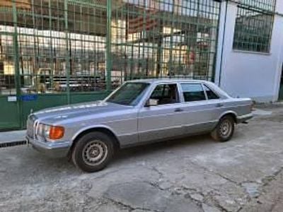 Usata Mercedes 500 186 CV (136 kW) 1985 Argento Berlina