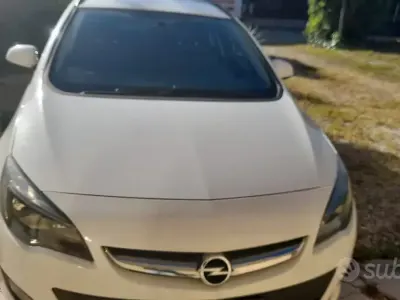 Usata Opel Astra 110 CV (80 kW) 2014 Berlina