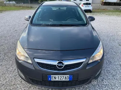 Usata Opel Astra Cosmo 110 CV (80 kW) 2012 Grigio scuro Station wagon