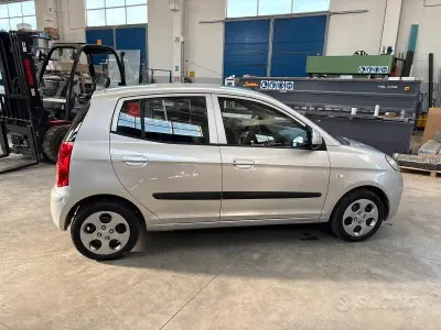 Usata Kia Picanto 62 CV (45 kW) 2009 Grigio Utilitaria