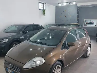 Usata Fiat Grande Punto Dynamic 65 CV (47 kW) 2008 Marrone Utilitaria