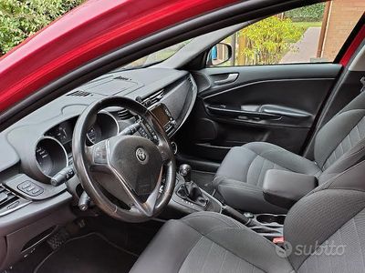 Usata Alfa Romeo Giulietta 120 CV (88 kW) 2016 Rosso Utilitaria