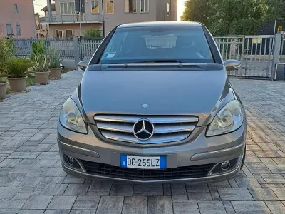 Usata Mercedes B200 140 CV (102 kW) 2006 Grigio Monovolume