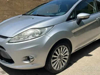 Usata Ford Fiesta Titanium 82 CV (60 kW) 2009 Grigio Utilitaria