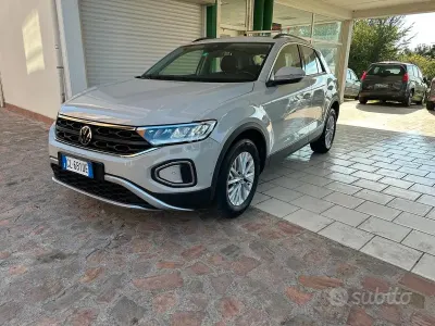 Usata VW T-Roc Life 110 CV (80 kW) 2023 Beige SUV