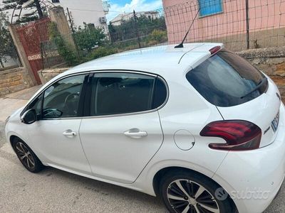 Bianco Usata 2016 Peugeot 208 Utilitaria | 9500 €