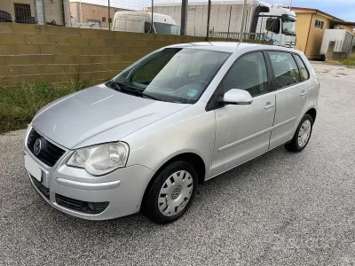 Usado VW Polo Comfortline 80 CV (58 kW) 2006 Gris Utilitario
