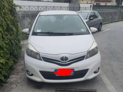 Usata Toyota Yaris Lounge 69 CV (50 kW) 2014 Bianco Utilitaria