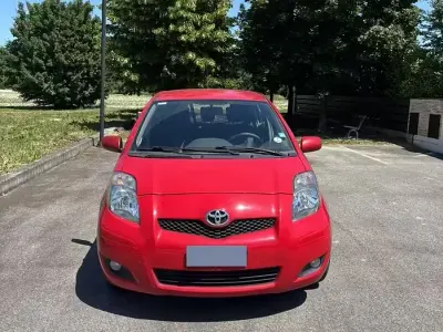 Usata Toyota Yaris Sol 69 CV (50 kW) 2010 Rosso Utilitaria
