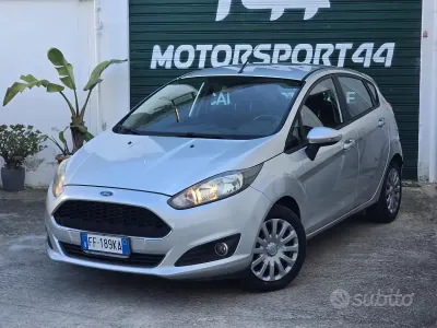Usado Ford Fiesta 75 HP (55 kW) 2016 Cinzento Citadino