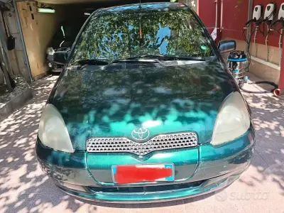 Usata Toyota Yaris Sol 68 CV (50 kW) 2002 Verde Berlina