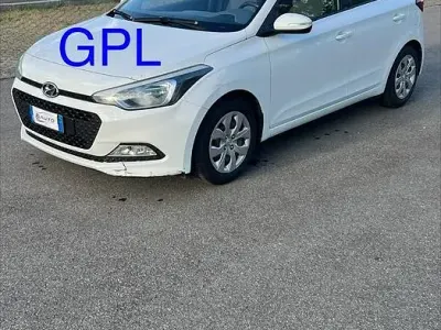 Käytetty Hyundai i20 GO! 75 HP (55 kW) 2016 Valkoinen Sedan