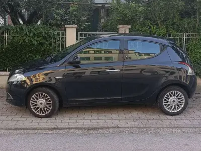 Usata Lancia Ypsilon Platinum 69 CV (50 kW) 2015 Nero Utilitaria