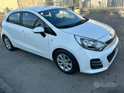 Usata Kia Rio 85 CV (62 kW) 2015 Bianco Berlina