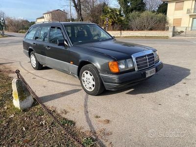 Usata Mercedes E250 90 CV (66 kW) 1990 Nero Station wagon