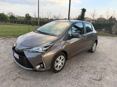 Usata Toyota Yaris Hybrid Active 73 CV (53 kW) 2019 Marrone Berlina