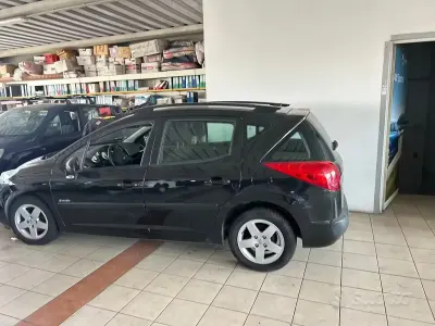 Usata Peugeot 207 Access 70 CV (51 kW) 2011 Nero Berlina